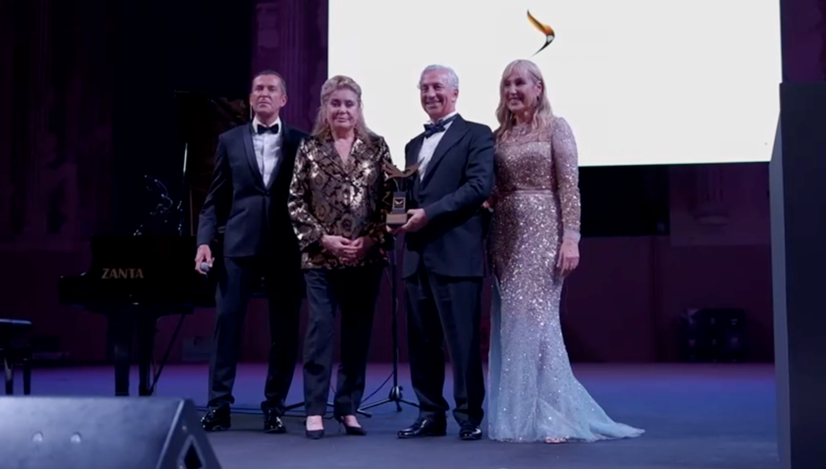 Tony Nader riceve il premio "Better World Fund" per il suo impegno umanitario